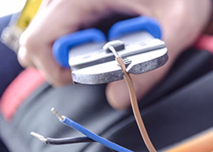 Eletricista em trabalho